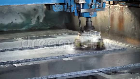 这台机器用水石板把石头磨光视频的预览图