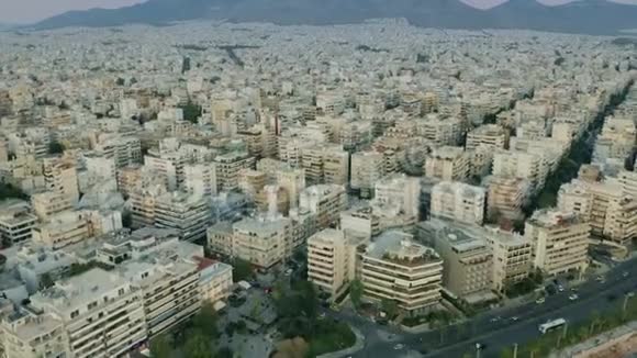 希腊雅典沿海地区傍晚的空中拍摄视频的预览图