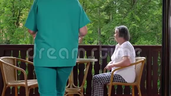 为老年病人提供膳食的医护人员视频的预览图