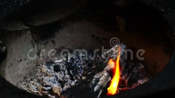 火在村民的炉子里烧柴火然后再做饭视频的预览图