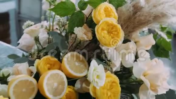柠檬站在黄玫瑰和野花旁边视频的预览图
