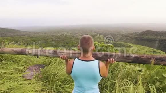 在热带地区户外训练时人体健美者用木杠铃蹲着运动男子训练蹲式运动视频的预览图