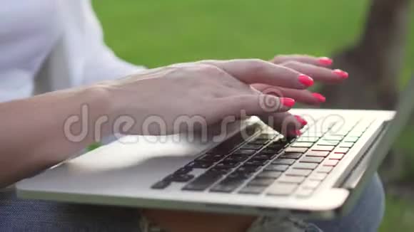 女人手在笔记本电脑键盘上打字视频的预览图
