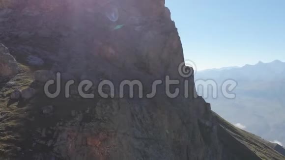一群游客在山口上的航拍镜头视频的预览图