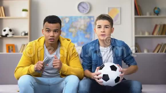 焦虑的多种族朋友对国家足球队的失利感到不满休闲视频的预览图