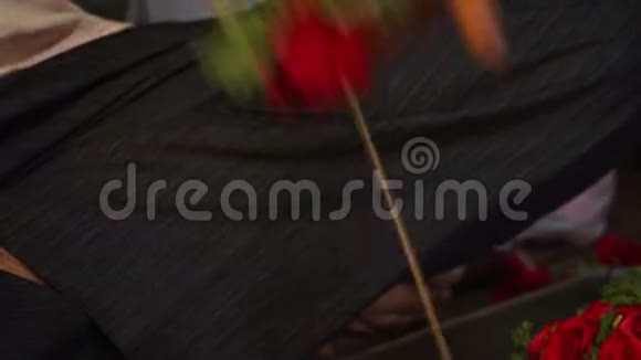 一个男人在印度编织玫瑰视频的预览图