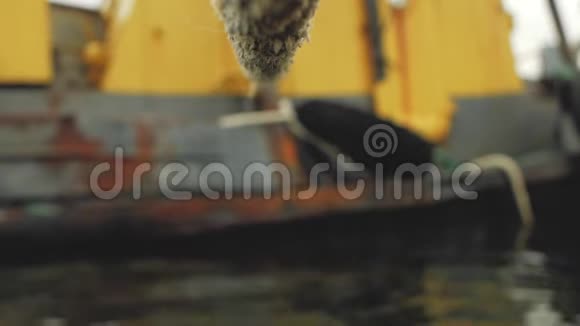 绳子系在一艘生锈的旧船上视频的预览图