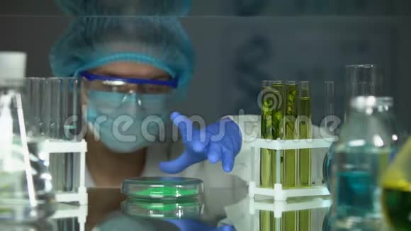 绿色植物试管中添加绿色粉末对农药的影响视频的预览图