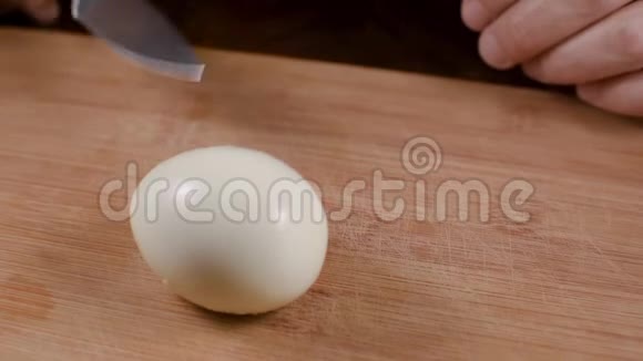 男人用刀切煮蛋木板视频的预览图