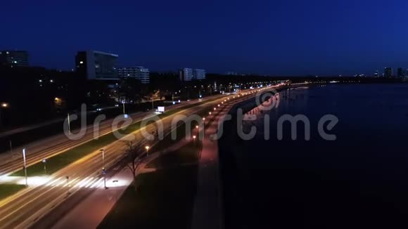 夜间在海岸线公路上驾驶汽车的空中镜头视频的预览图
