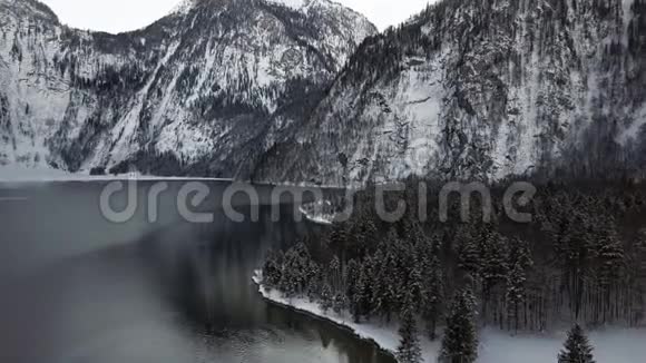 伯希特斯加登科尼斯湖的冬季空中飞行视频的预览图