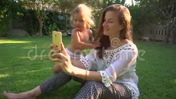 妈妈和女儿在智能手机上自拍视频的预览图