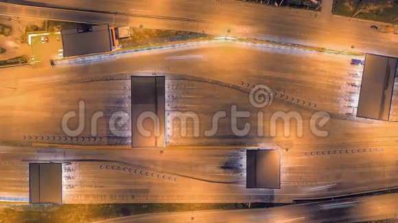 夜间高速公路检查站泰国曼谷的时间间隔高空观景台视频的预览图