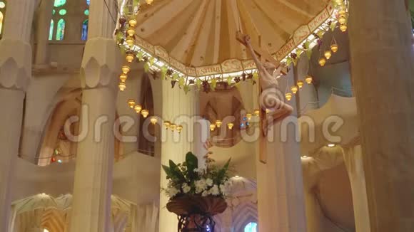 萨格拉达法米利亚大教堂的十字架景观宗教象征物体在舒缓柔和的光线下视频的预览图