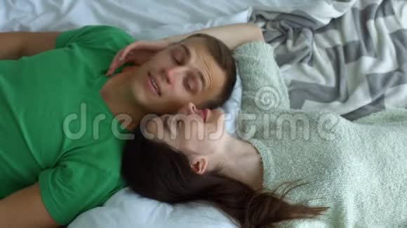 浪漫的情侣面对面躺在床上视频的预览图