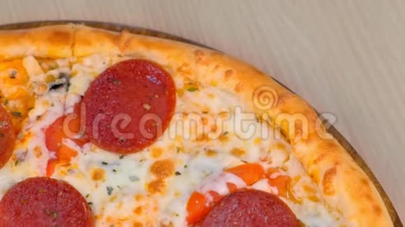 桌上木板上的意大利腊肠披萨切片特写俯视图视频的预览图