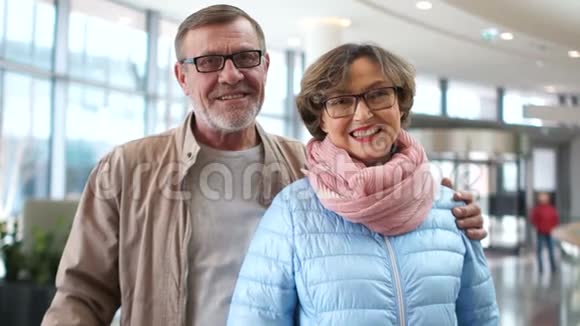 幸福的夫妻成熟的男人和女人在机场等待他们的旅程开始近景退休人员在视频的预览图