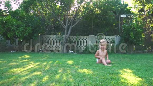 小女孩在草地上蹦蹦跳跳地摔倒视频的预览图