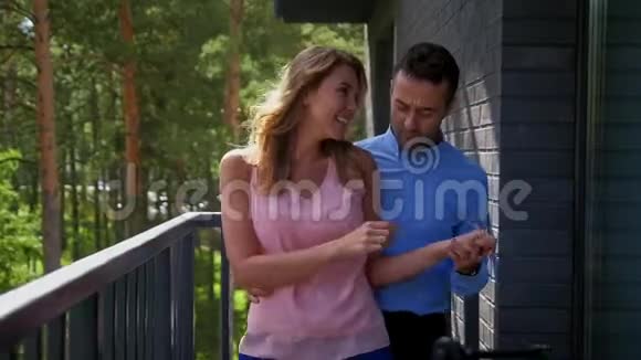 微笑的夫妇享受在酒店阳台上跳舞视频的预览图