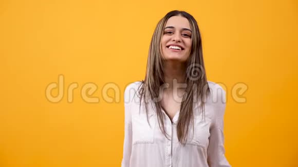快乐兴奋的女人拍黄色背景视频的预览图
