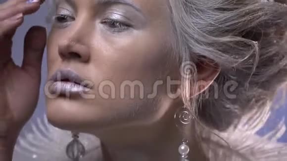 童话故事雪皇后靠近触摸她的脸化妆视频的预览图