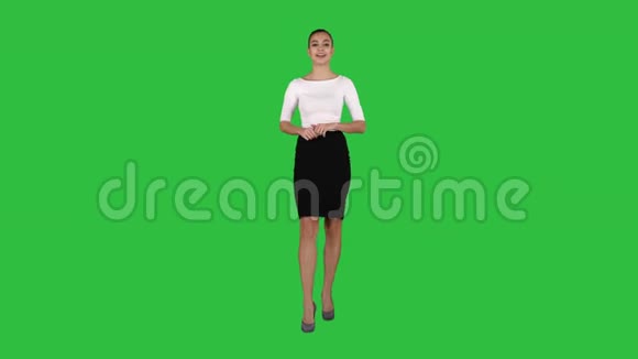 商务女性主持人在绿色屏幕上谈论和展示产品或文本Chroma键视频的预览图
