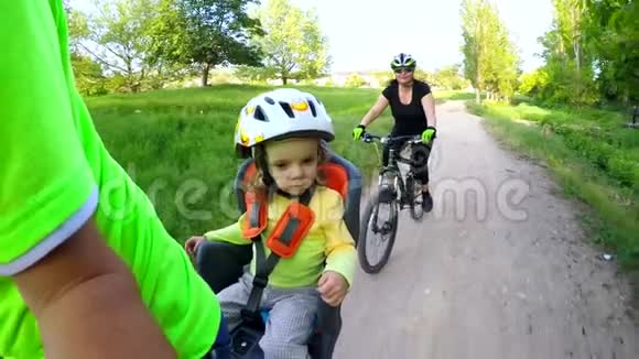 在孩子们扶手椅里一个孩子在骑自行车慢动作视频的预览图