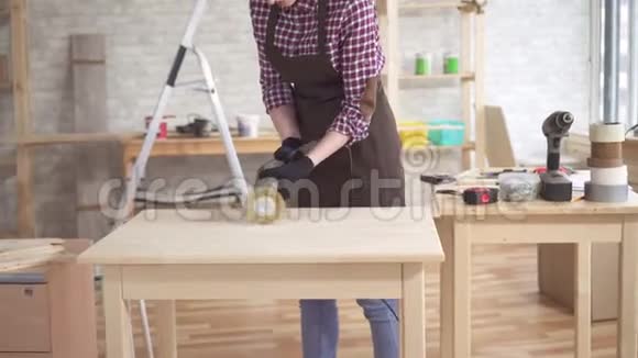 职业年轻木匠妇女用木头工作的画像视频的预览图