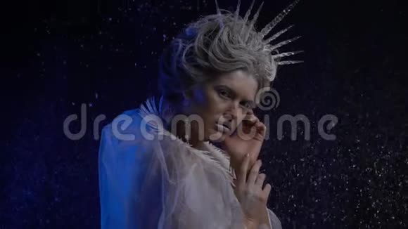冰雪王国雪皇后带着冰柱皇冠背景上摆着雪动作缓慢视频的预览图