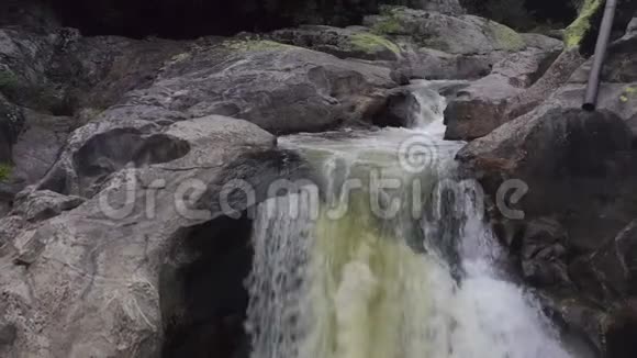 一条有水力发电站管道的山河石间美丽的瀑布视频的预览图
