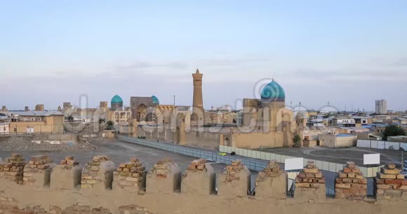 乌兹别克斯坦日落时布哈拉的城市景观视频的预览图