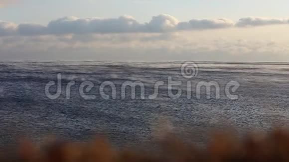 雾在贝加尔湖的水面上移动视频的预览图
