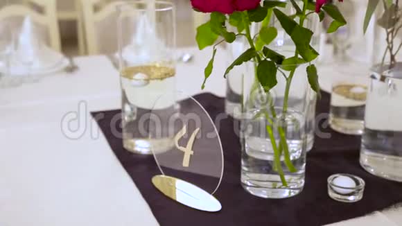 一家餐馆桌子上的花瓶里放着三朵红色的茂盛的玫瑰视频的预览图
