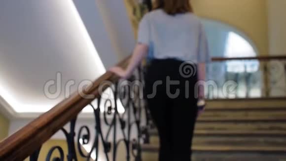 女孩在老式建筑里爬楼梯视频的预览图