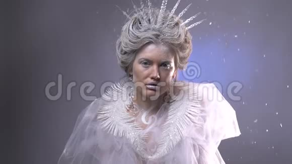童话英雄白雪公主带着冰冠和白色外套动作缓慢视频的预览图