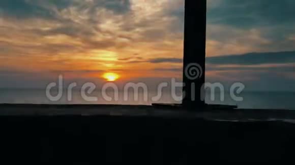 平静的夕阳入海全景视频的预览图