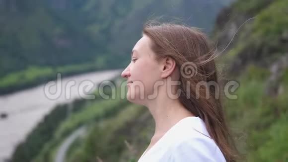 旅游妇女冥想或梦想在山顶与飞毛慢动作视频的预览图