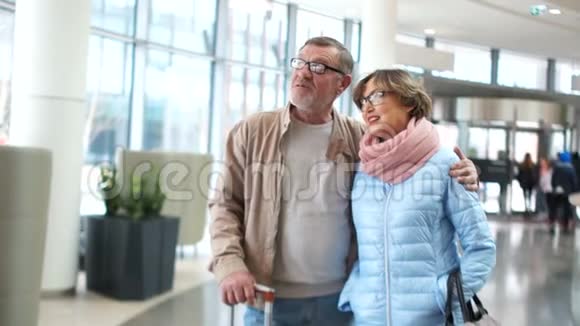 资深情侣旅游机场场景男人和女人在等你的航班望着远方服装视频的预览图