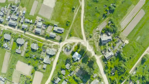 街景与村里的道路与居民楼的交叉点视频的预览图