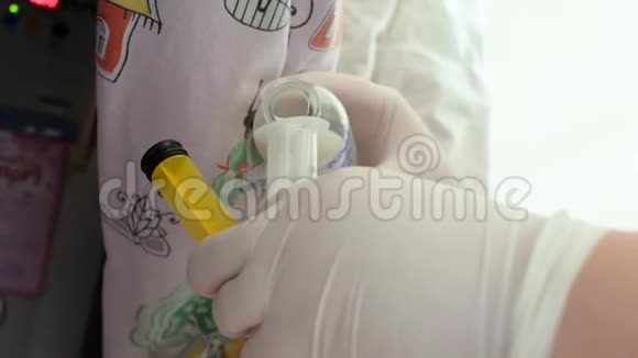 医生用注射器用管子喂新生儿早产儿儿童特护病房4k4k视频视频的预览图