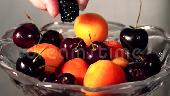 盘子里的浆果视频的预览图