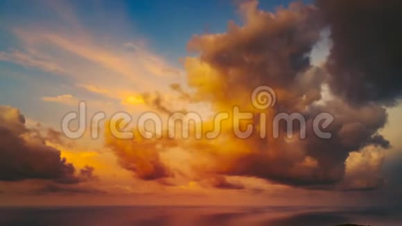 夕阳橘色和灰色的云彩在蓝天上闪耀视频的预览图