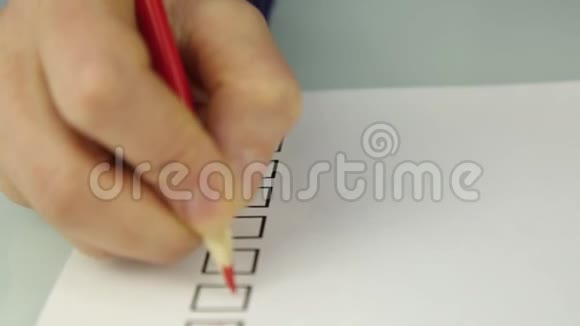 用红铅笔把一张要做的清单用特写的手检查一下视频的预览图