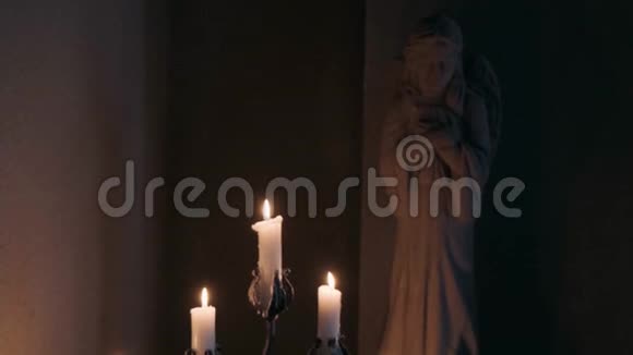 蜡烛放在灰色房间里的烛台上视频的预览图