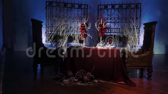 带有红色桌布和蜡烛的圣诞桌视频的预览图