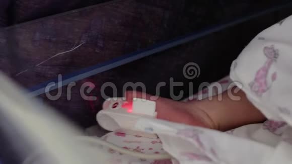 与新生早产儿足部连接的传感器儿童重症监护室4k4k视频视频的预览图