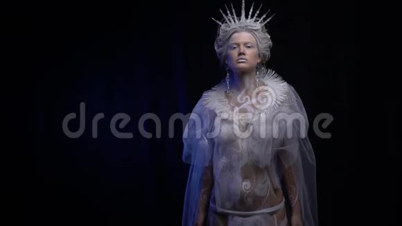 带冰冠和耳环的雪皇后身体艺术视频的预览图