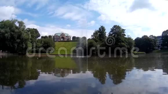 德累斯顿德国茨温格尔公园有喷泉湖视频的预览图