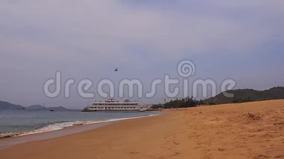 在海滩附近的观光船和直升机上方飞行视频的预览图