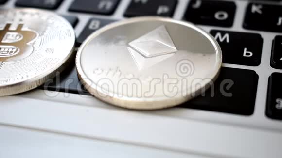 笔记本电脑键盘上的银色Etalum视频的预览图
